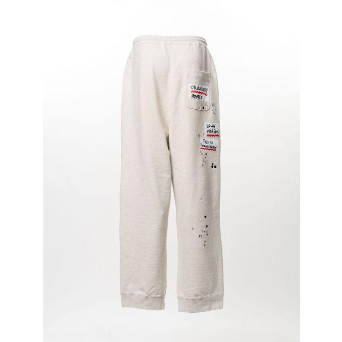 メゾン ミハラヤスヒロ / Maison MIHARA YASUHIRO エンベリッシュド ステッカー スウェット パンツ - Embellished Sticker Sweat Pants (WHITE)の画像