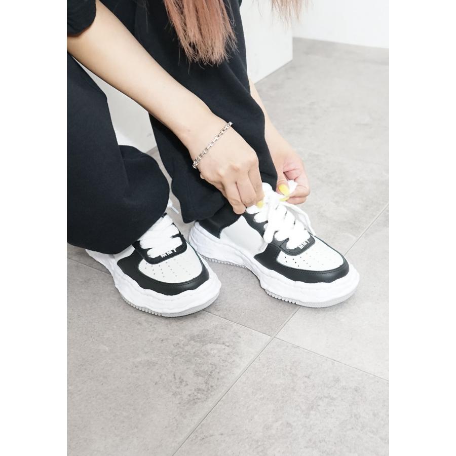 メゾン ミハラヤスヒロ / Maison MIHARA YASUHIRO 【ジョングク着用】 オリジナルソールスニーカー "WAYNE" OG Sole LEATHER Low-top Sneaker - BLACK×WHITEの画像