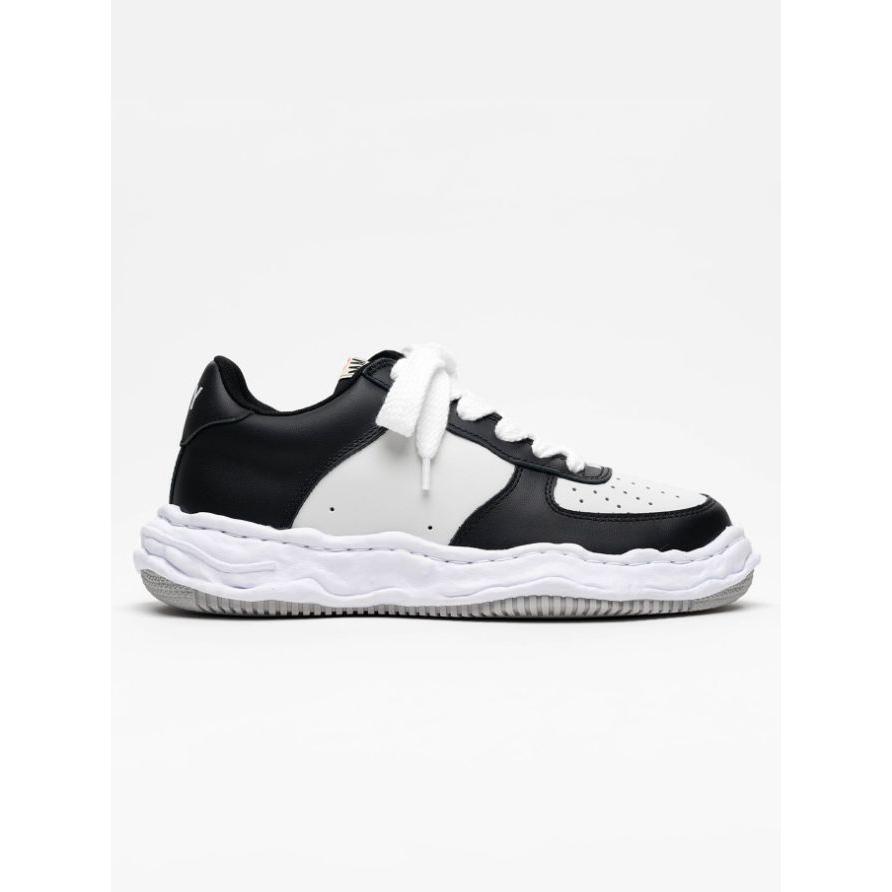 メゾン ミハラヤスヒロ / Maison MIHARA YASUHIRO 【ジョングク着用】 オリジナルソールスニーカー "WAYNE" OG Sole LEATHER Low-top Sneaker - BLACK×WHITEの画像