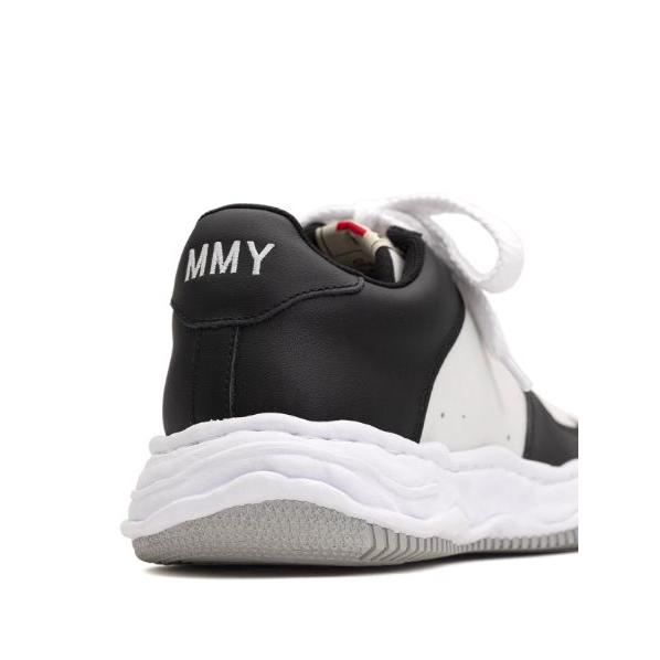 メゾン ミハラヤスヒロ / Maison MIHARA YASUHIRO 【ジョングク着用】 オリジナルソールスニーカー "WAYNE" OG Sole LEATHER Low-top Sneaker - BLACK×WHITEの画像