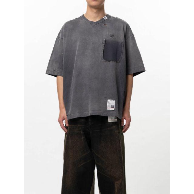 メゾン ミハラヤスヒロ / Maison MIHARA YASUHIRO サンフェーデッドライク Vネック Tシャツ - Sun Faded Like V-neck T-shirt（BLACK)