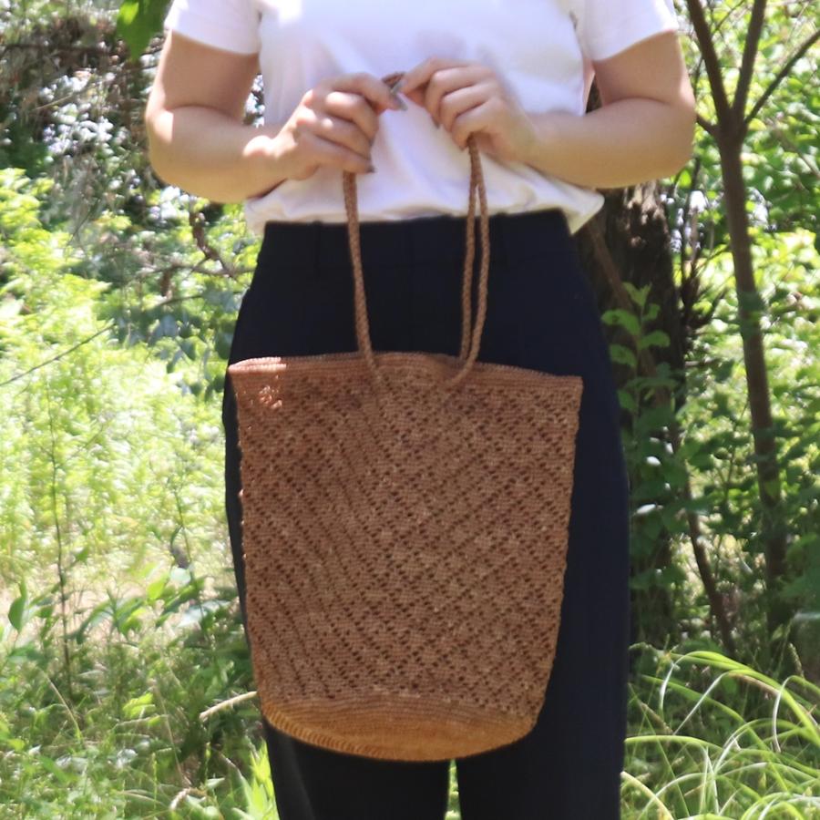 天然ラフィアバッグかぎ針編み　丸底　ハンドメイド ラフィアバッグ かぎ編み 波透かし 丸底 紅茶染め かごバッグ