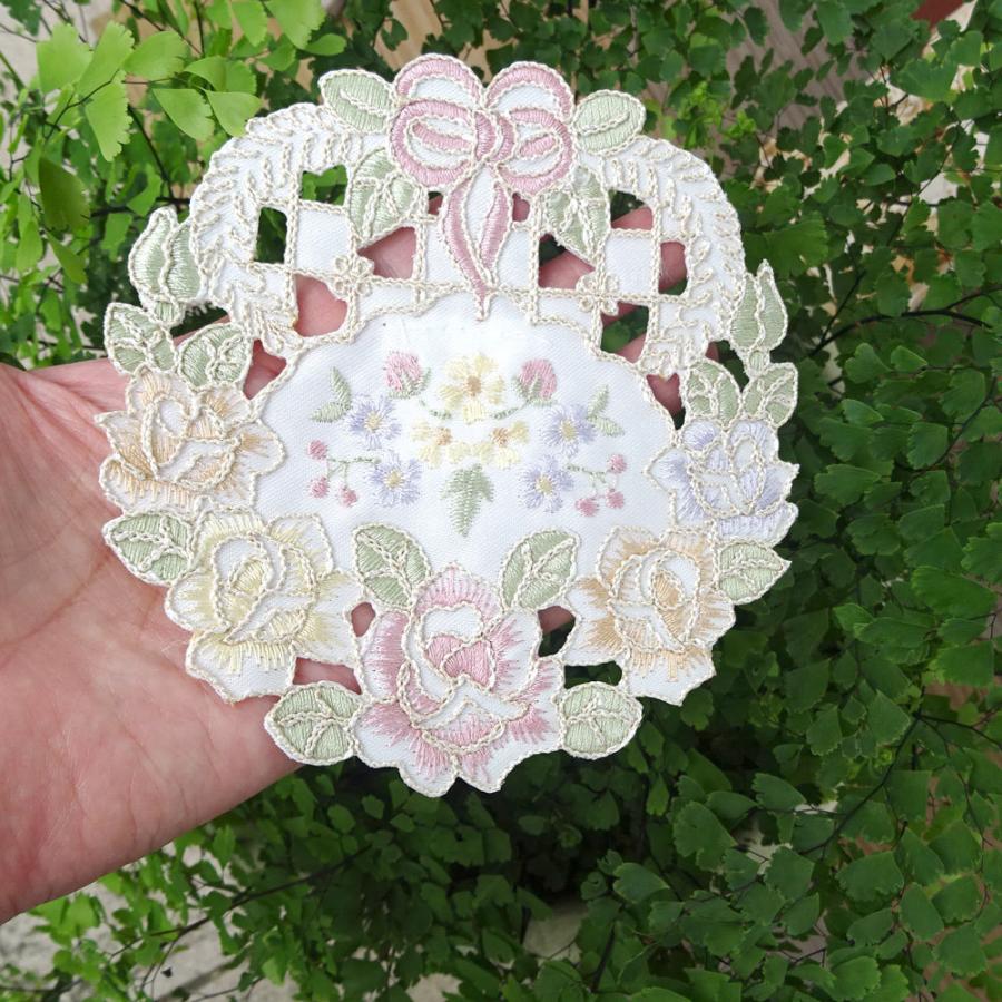 コースター 1枚入り リボンと薔薇のリース 刺繍 １２ｃｍ 小さなドイリー シュガーポットの足元や 一凛差しの 花瓶敷 お洗濯簡単 刺繍だから高級感あります テ Roseribon Coster レース雑貨とスリッパのお店ai 通販 Yahoo ショッピング
