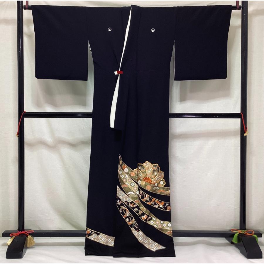 中古品　正絹　黒留袖　京友禅金彩加工　刺繍入り　金駒刺繍　比翼仕立て　丸に覗き木瓜家紋入り　24445　t_1
