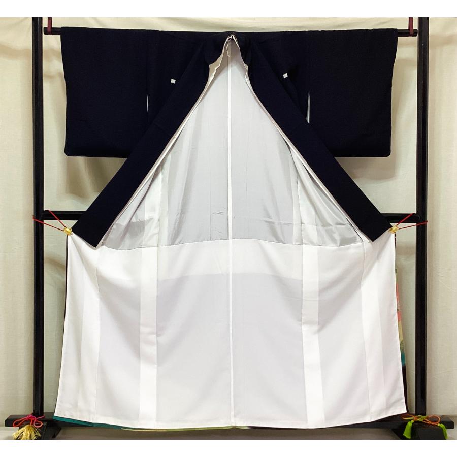 中古品 正絹 黒留袖 京友禅金彩加工 浜ちりめん 刺繍入り 金駒刺繍