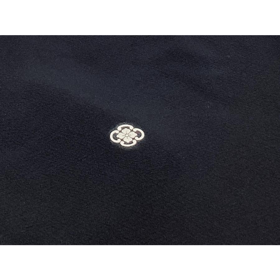中古品　正絹　黒留袖　京友禅金彩加工　刺繍入り　金駒刺繍　比翼仕立て　家紋入り　24447　t_6