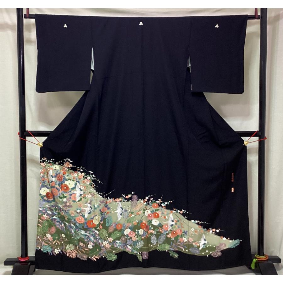 中古品 正絹 黒留袖 京友禅金彩加工 ボカシ染 蘇洲刺繍入り 三つ柏 