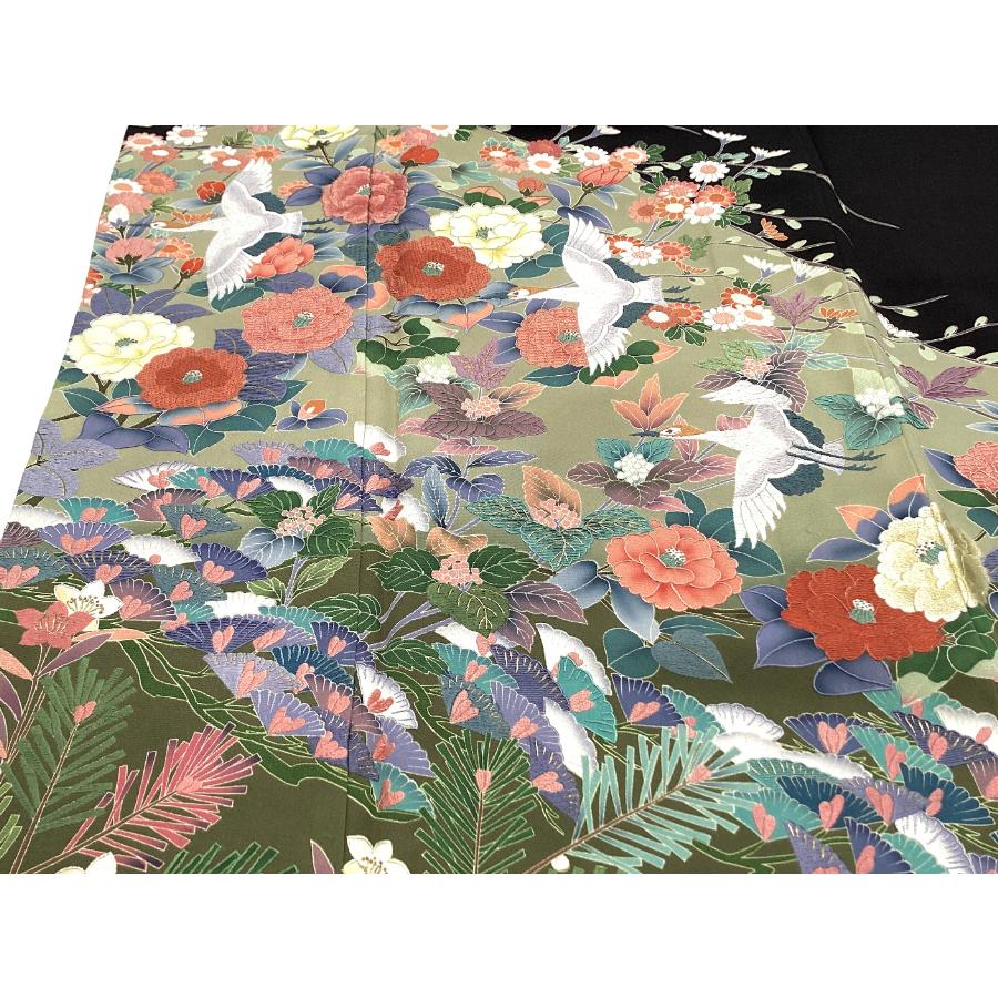 中古品 正絹 黒留袖 京友禅金彩加工 ボカシ染 蘇洲刺繍入り 三つ柏