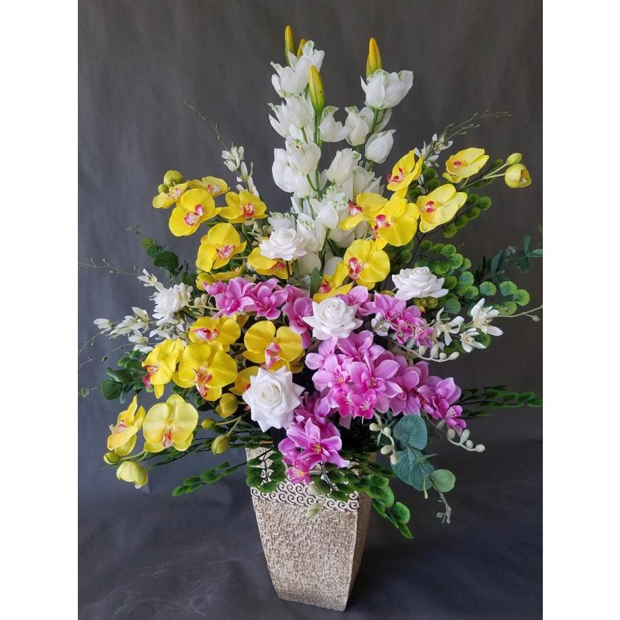 胡蝶蘭　黄＆シンビジュウム白アレンジメント(AＲ1０)　（高さ１００ｃｍ×幅７０ｃｍ）