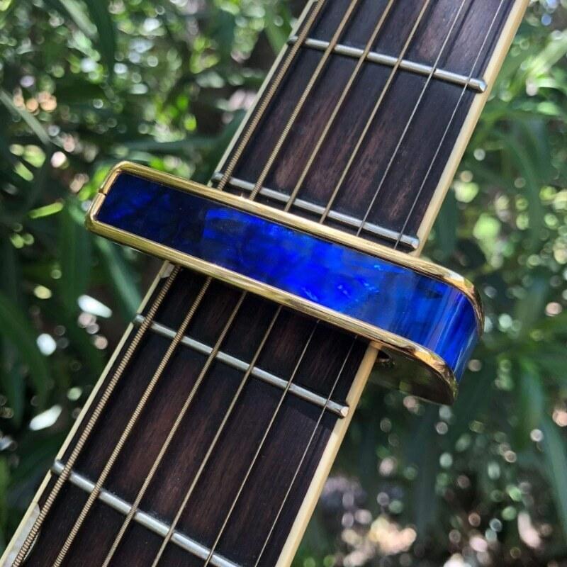 Thalia Capos Electric Blue Angel Wing/Black Chrome タリア カポ Exotic Shellシリーズ ギター用 カポタストの画像
