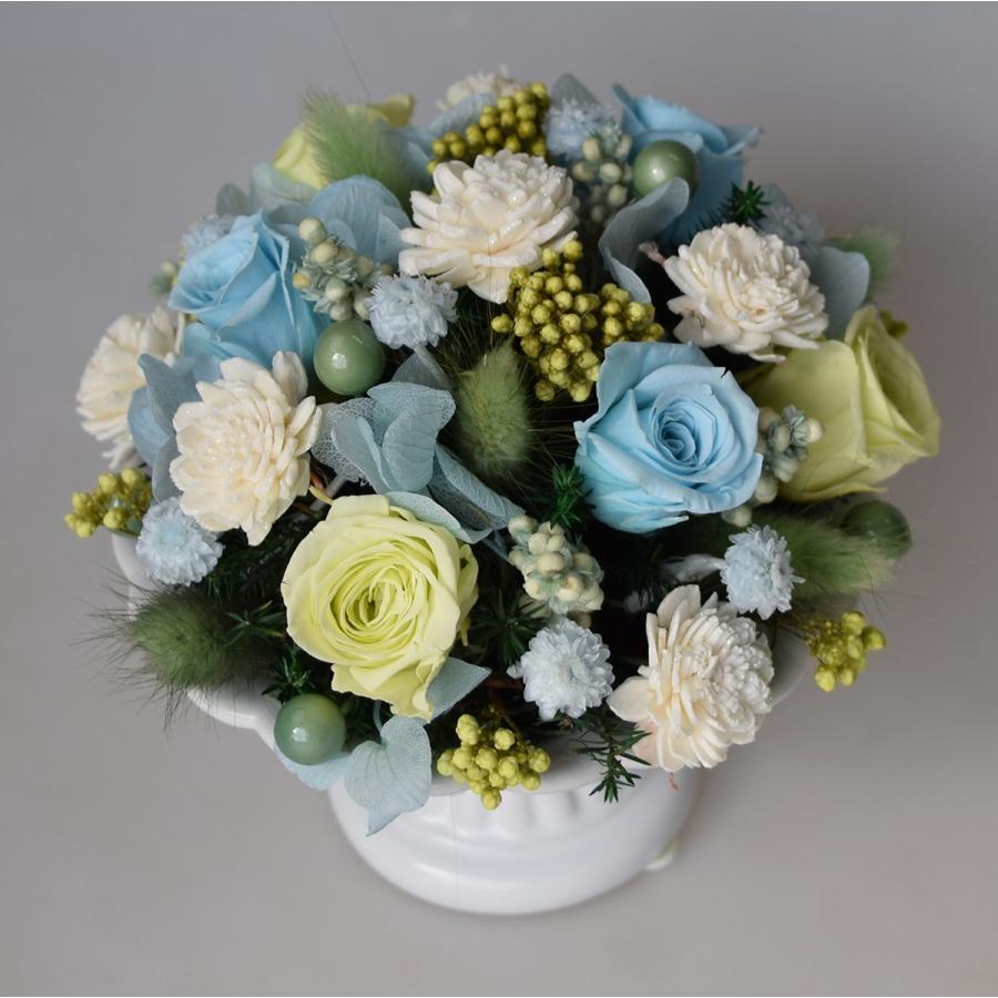 プリザーブドフラワーのアレンジメント 白いバラ グリーン系の仕上がり ギフト プレゼント 誕生日 開店祝 引越し祝 出産祝 A1c 愛彩祭 フラワーリースのお店 通販 Yahoo ショッピング