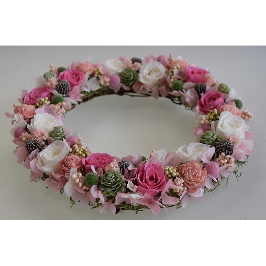 プリザーブドフラワーリース 白・濃いピンクのバラ 緑と茶の木の実