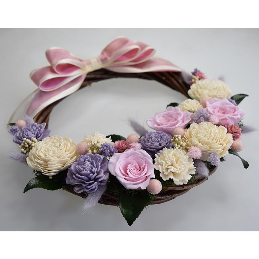 プリザーブドフラワーリース 淡いピンクのバラ 白のソーラーフラワー