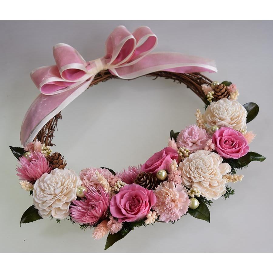 ピンクのバラのプリザーブドフラワーリース 白いお花と緑の実でやさしい色合い ギフト プレゼント 誕生日 安全