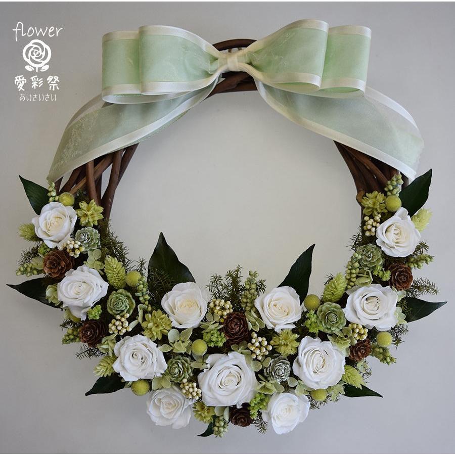 白いバラ 濃いグリーンのアイビーの葉 シックな仕上がりのプリザーブドフラワーリース ギフト プレゼント 誕生日 K30pa 愛彩祭 フラワーリースのお店 通販 Yahoo ショッピング