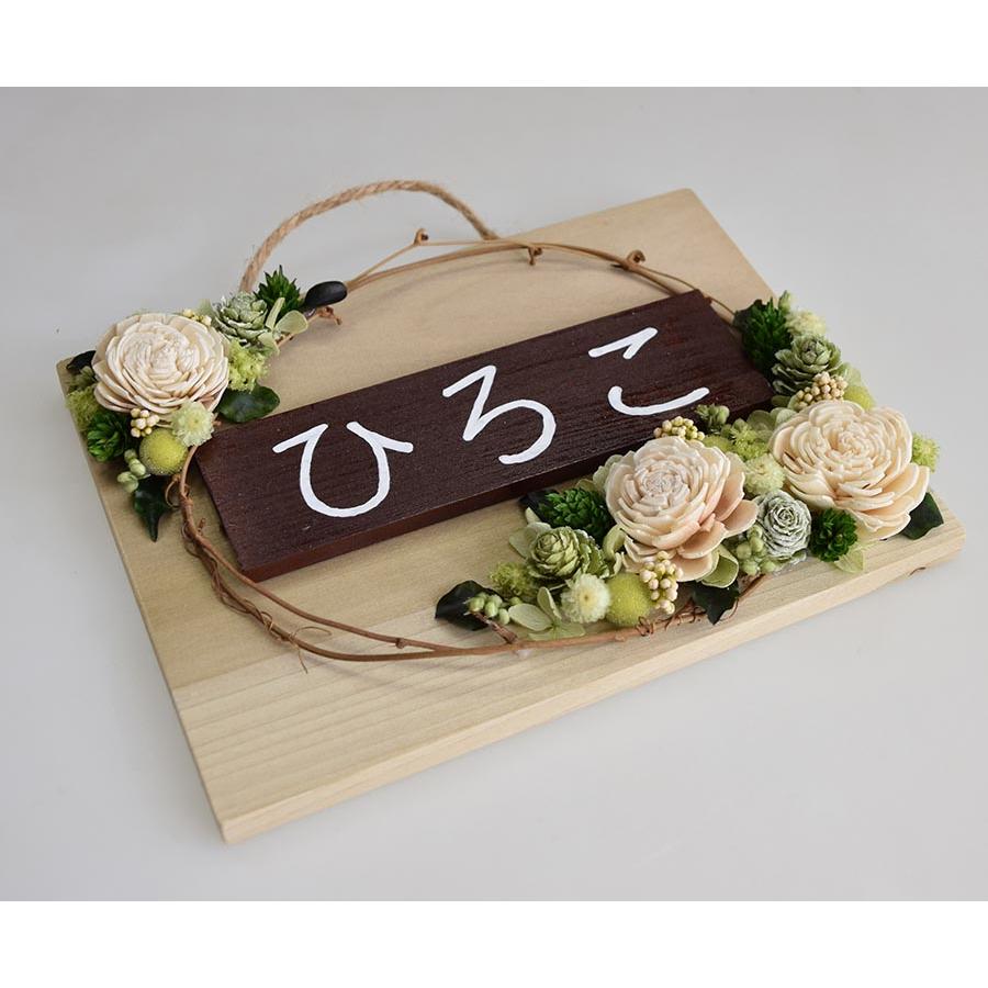 玄関ドアに 白いお花のフレームアレンジ お名前プレート付き 表札にも