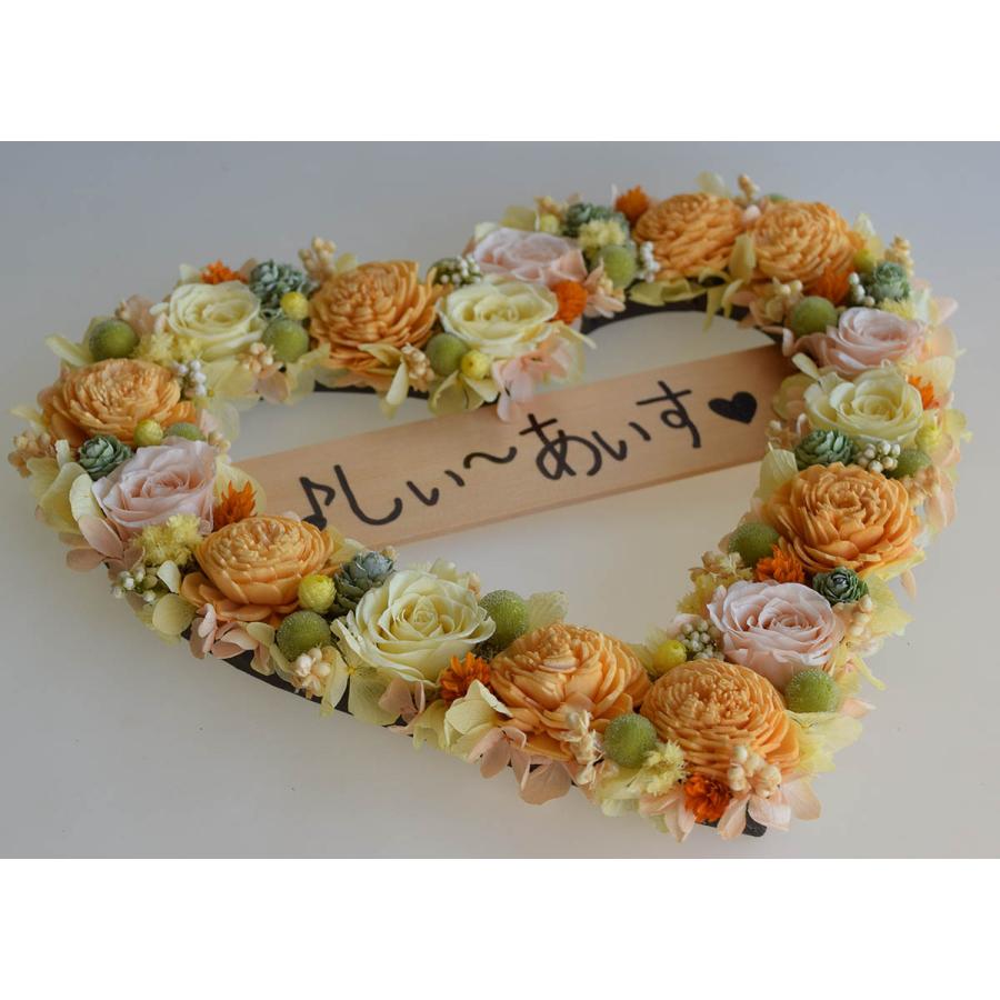 お店の名前をプレートに入れて プリザーブドフラワのハートリース