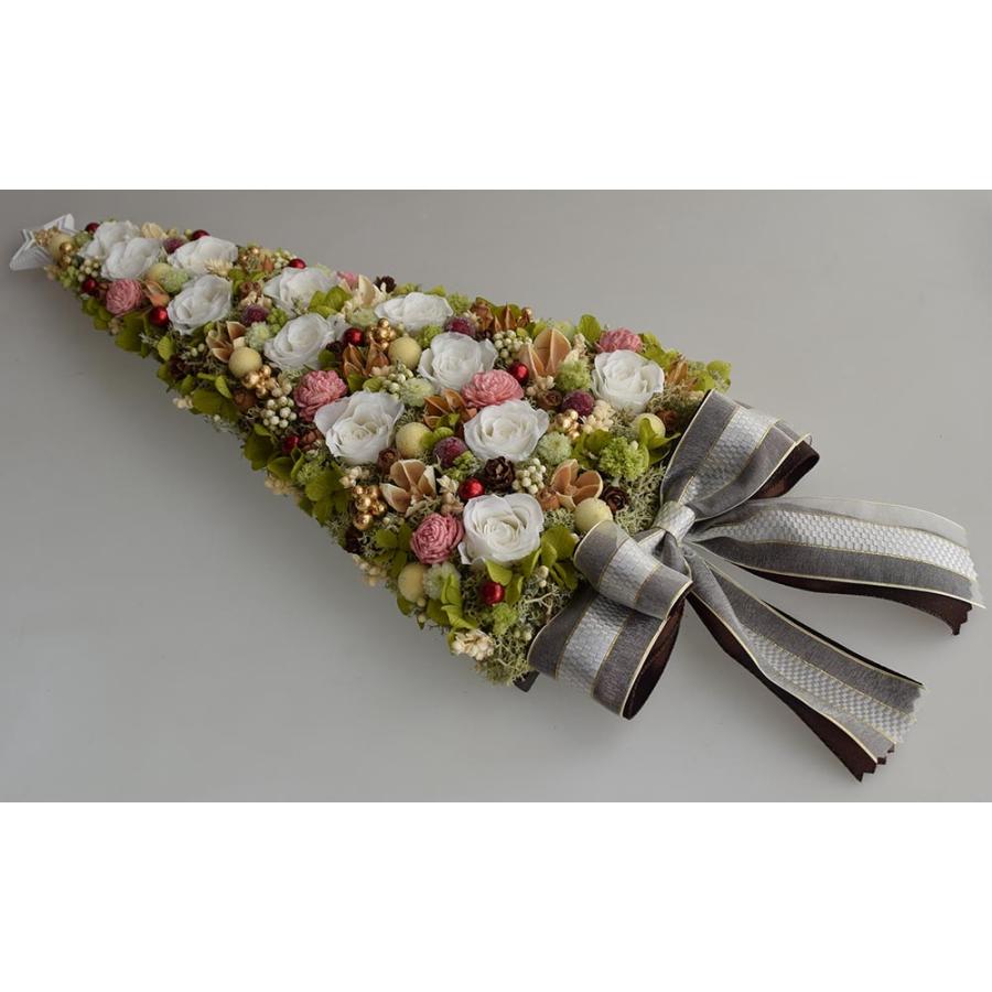 お花のクリスマスツリーの壁掛け プリザーブドフラワーの白いバラが