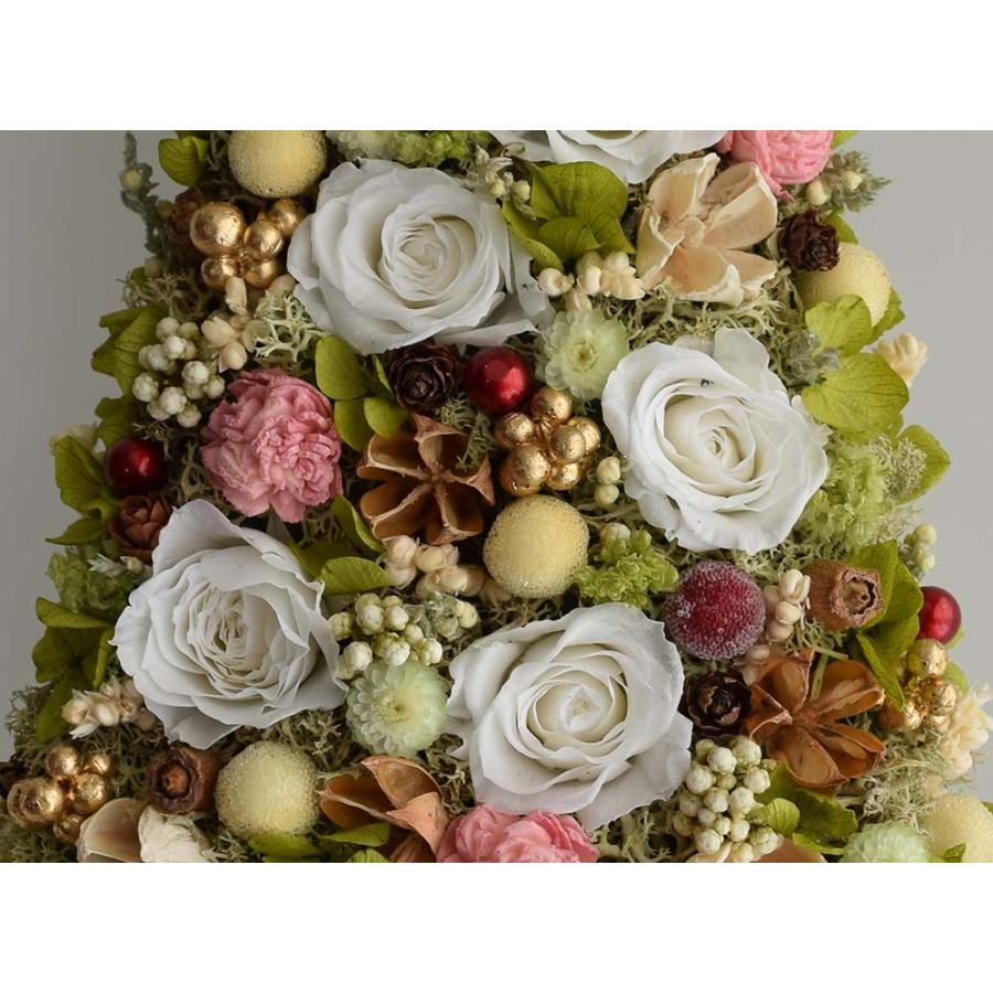 お花のクリスマスツリーの壁掛け プリザーブドフラワーの白いバラが