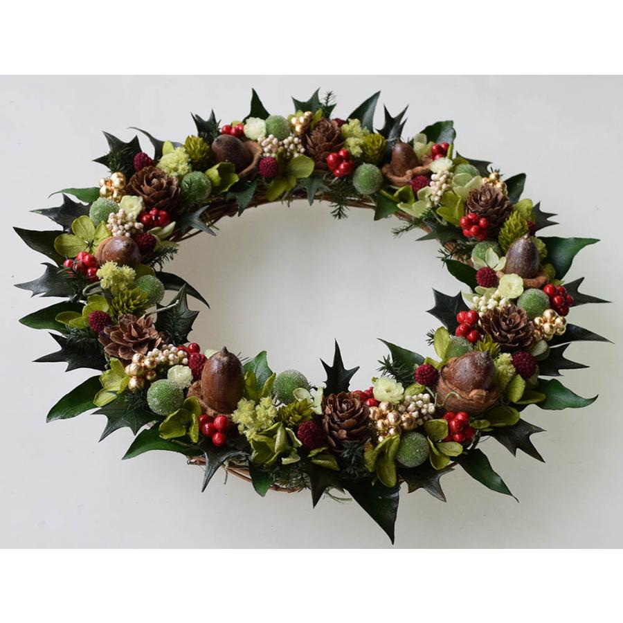 ヒイラギの葉とアイビーの葉のクリスマスリース どんぐり・緑と赤の実