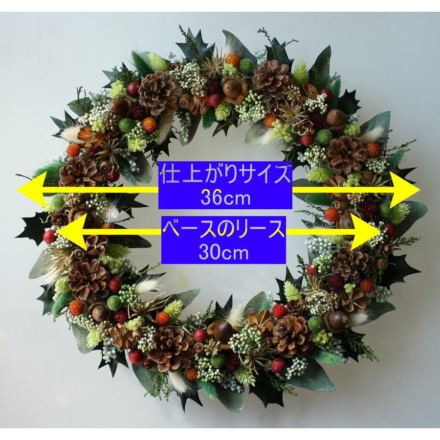 クリスマスリース ヒイラギの葉とユーカリの葉 明るい色の木の実やお花