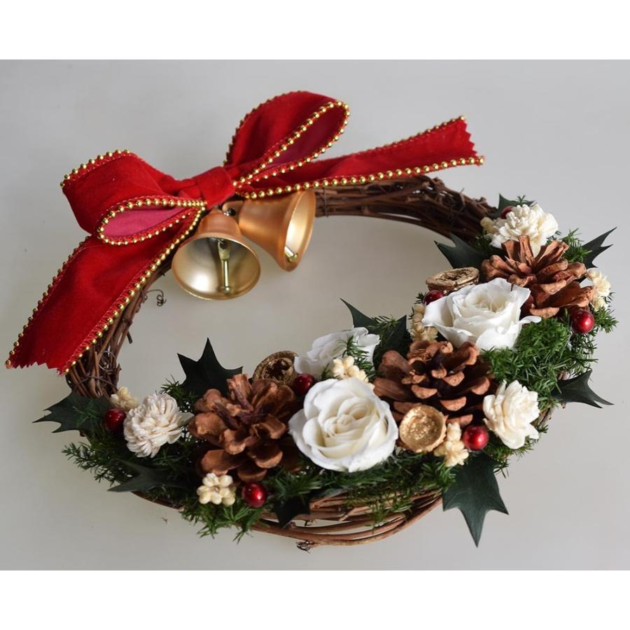 1440円 新作多数 クリスマスリース プリザーブドフラワー 白いバラ 赤いリボンとベル 玄関ドア ヒイラギの葉に松ぼっくり 誕生日 開店祝 引越し祝