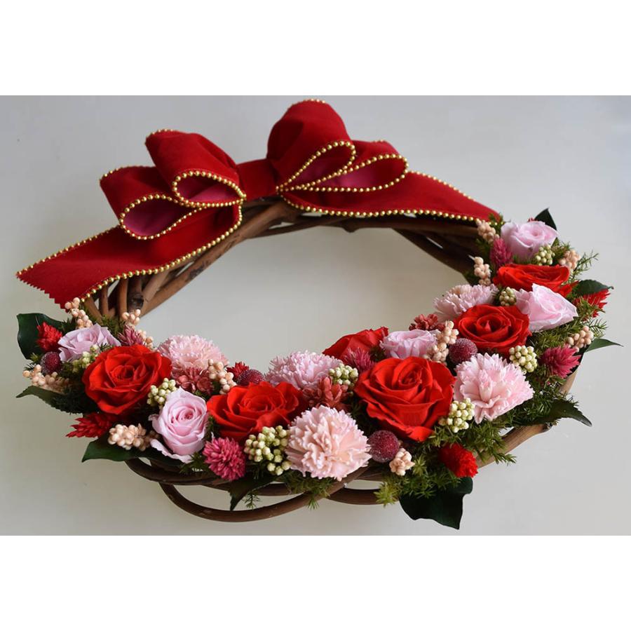 赤いリボンのクリスマスリース プリザーブドフラワー 玄関 華やかな赤いバラ ピンクのバラ ギフト プレゼント 誕生日 開店祝 引越し祝 Oxp30 愛彩祭 フラワーリースのお店 通販 Yahoo ショッピング