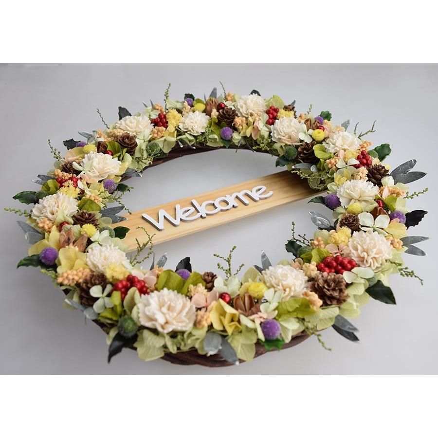 玄関ドアに カラフルなドライフラワーのウェルカムリース 白の切り文字