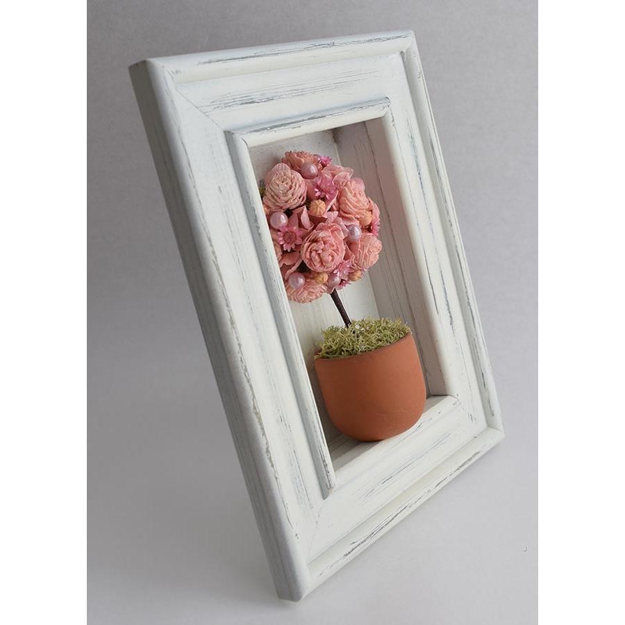 ドライドフラワーの壁掛けトピアリー ピンク系 厚みのある白い