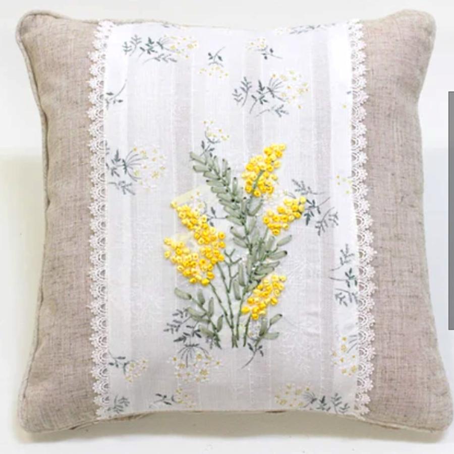 クッション中身入り 即納　ちょっと小さい ミニ 見た目麻生地に見えるリネンベージュ色生地に コットンレースとリボン刺繍 リビング アクセント 車に ミモザ 大 | 