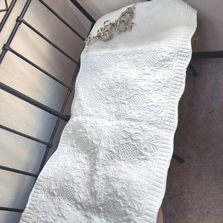 綿100% キルトシート 両面真っ白と片面花柄から選べる 約45×120cm 上質 裏すべりにくい加工済み 後部座席 ベンチ ソファー 足元マットに おしゃれ |  | 01