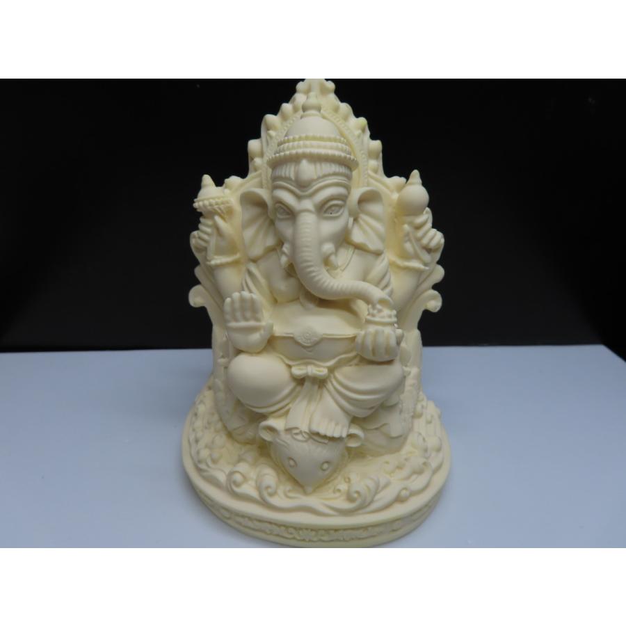 象牙のレプリカの彫刻置物です