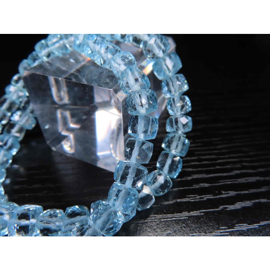 11月の誕生石 スイスブルートパーズ キューブカットブレスレット