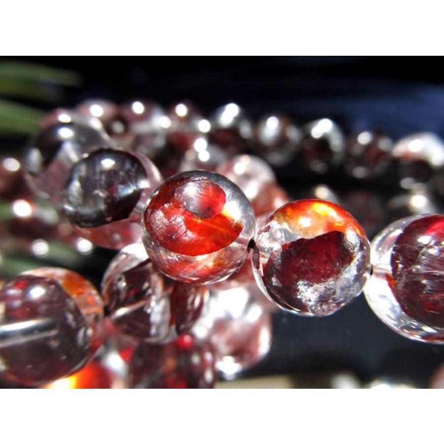 クールなメタリック光沢やシラー入りの珠も 才能や魅力を引き出す石