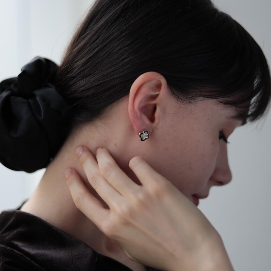 AJIRO ACCESSORY ピアス イヤリング ブラック フラワー 花 プチプラ
