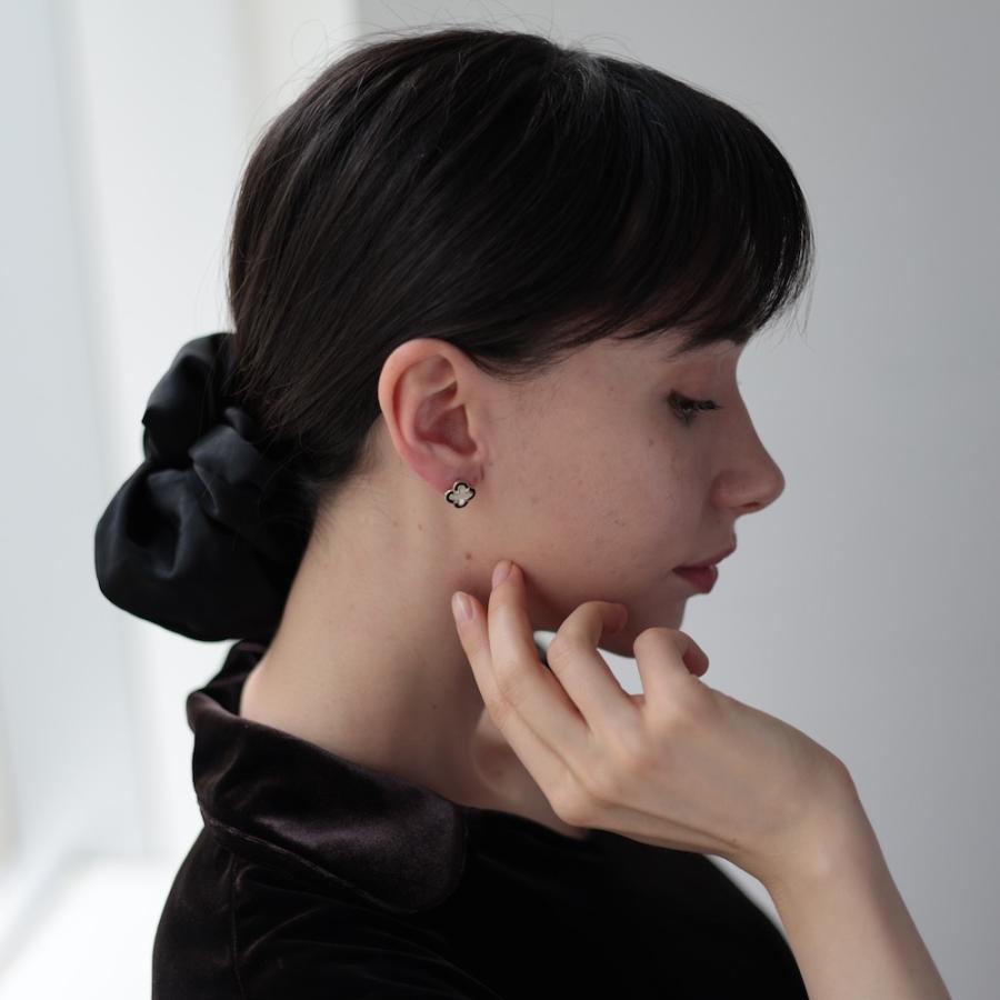 AJIRO ACCESSORY ピアス イヤリング ブラック フラワー 花 プチプラ
