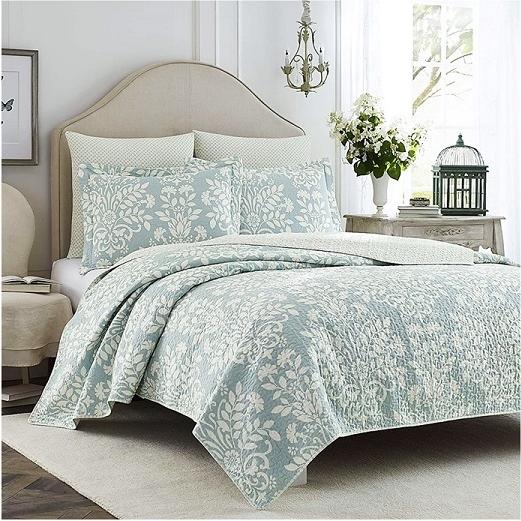 【Laura Ashley /ローラアシュレイ】 ダブル~クイーンサイズ ローランドコレクション キルトセット ライトブルー（キルト×１・枕カバー×２）リバーシブル/寝