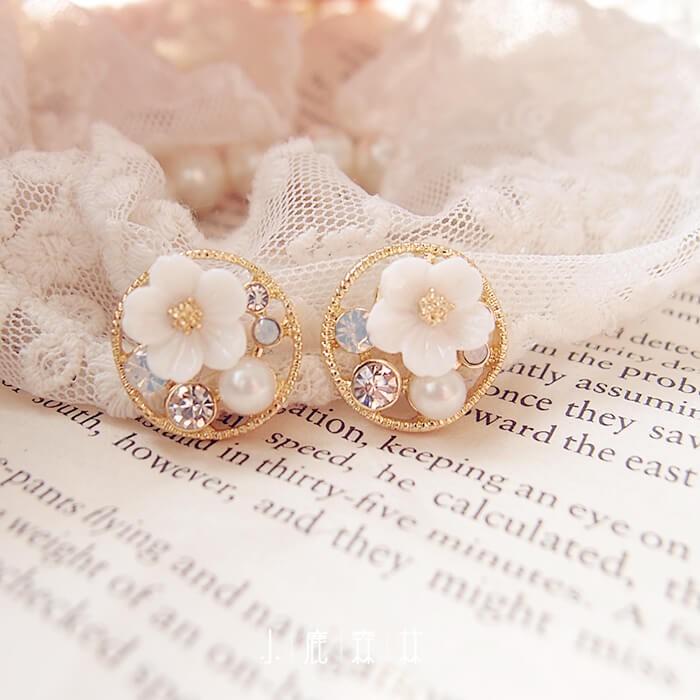 ピアス 花 モチーフ 可愛い ホワイト 白い 丸い レディース アクセサリー 女性 可愛い デザイン ジルコン フラワー パール イヤリング エレガント 232 69 A B 通販 Yahoo ショッピング