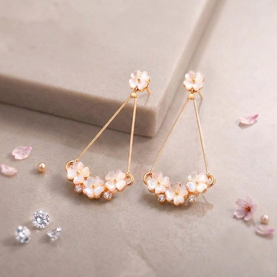 金アレ対応】ピアス 揺れる フラワー 花 モチーフ 樹脂ポスト ゴールド
