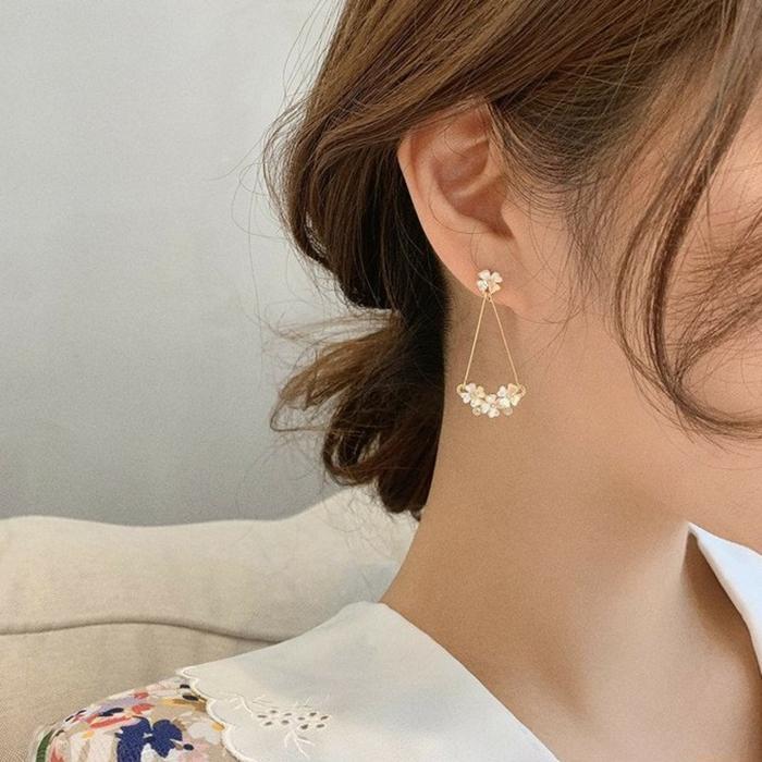 金アレ対応】ピアス 揺れる フラワー 花 モチーフ 樹脂ポスト ゴールド