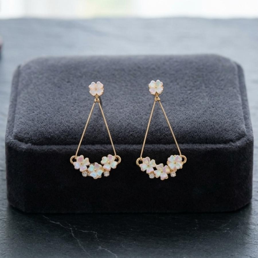 金アレ対応】ピアス 揺れる フラワー 花 モチーフ 樹脂ポスト ゴールド