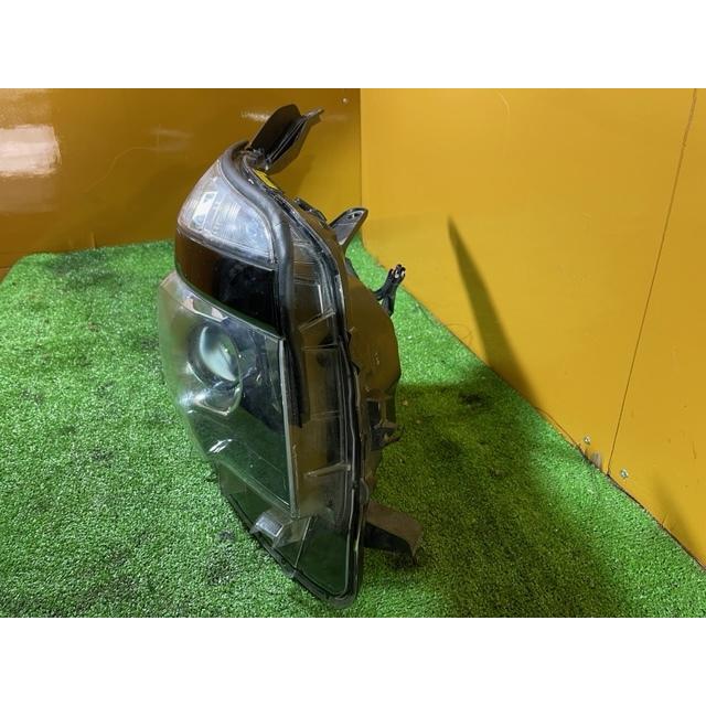 ヴォクシー トヨタ ZS煌 70系 ヘッドライト 右 HID KOITO 28-225 純正