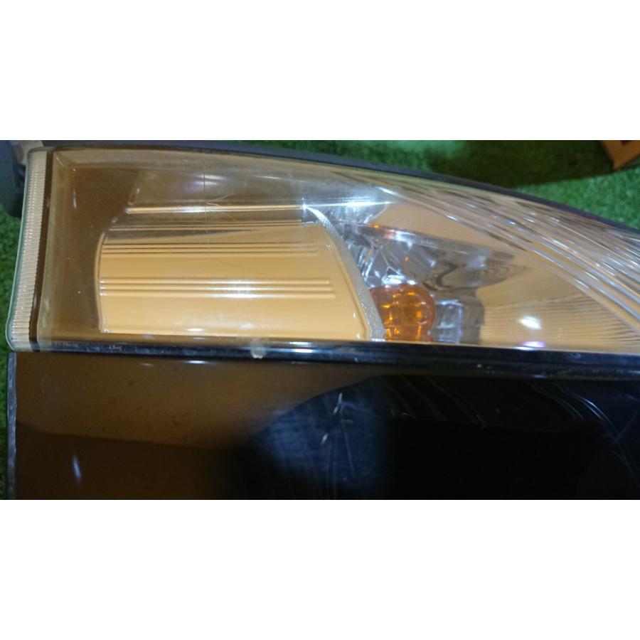 ヴォクシー トヨタ ZS煌 70系 ヘッドライト 右 HID KOITO 28-225 純正