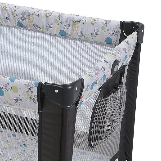 グレコ パックン プレイヤード カーニバル Graco Pack 'n Play Playard with Automatic Folding Feet, Carnival 1946962の画像