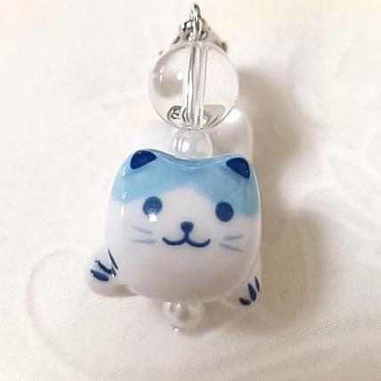 可愛い猫デザインの陶器チャーム 白/ブルー 水晶 ねこ cat 天然石