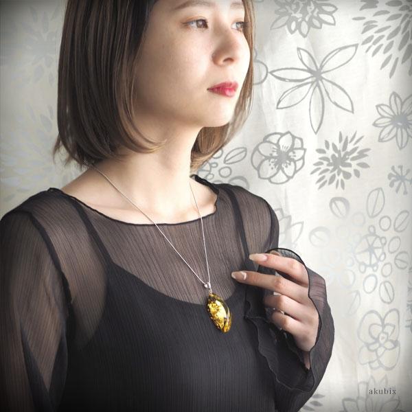 天然琥珀 こはくルースペンダント 送料無料 ケース付 天然石