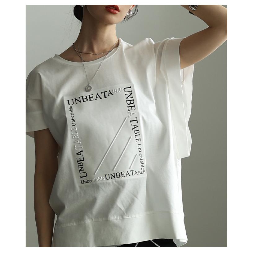 レディース トップス カットソー Tシャツ ロゴ エンボス 半袖 スリット ブラック ホワイト モカ 大人可愛い 大人 可愛い 30代 40代 50代 60代 サワアラモードの画像