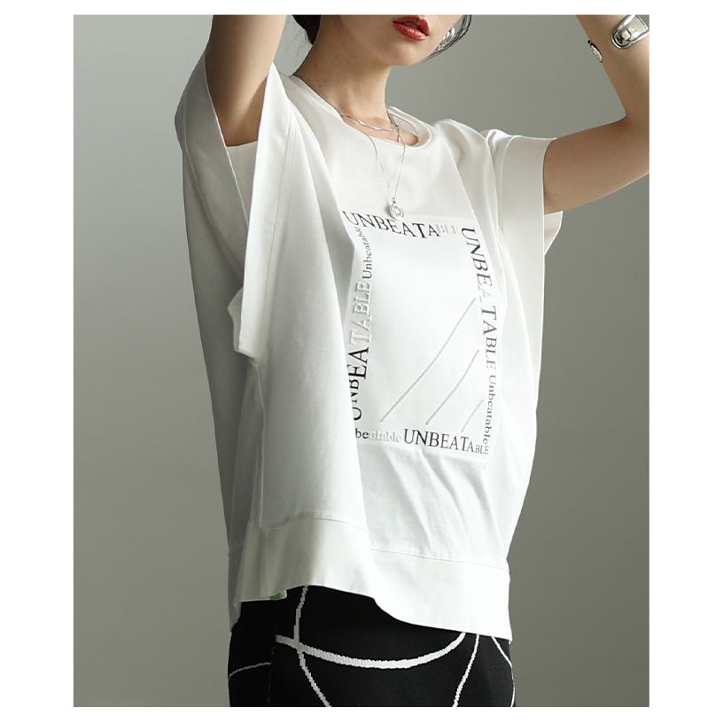 レディース トップス カットソー Tシャツ ロゴ エンボス 半袖 スリット ブラック ホワイト モカ 大人可愛い 大人 可愛い 30代 40代 50代 60代 サワアラモードの画像