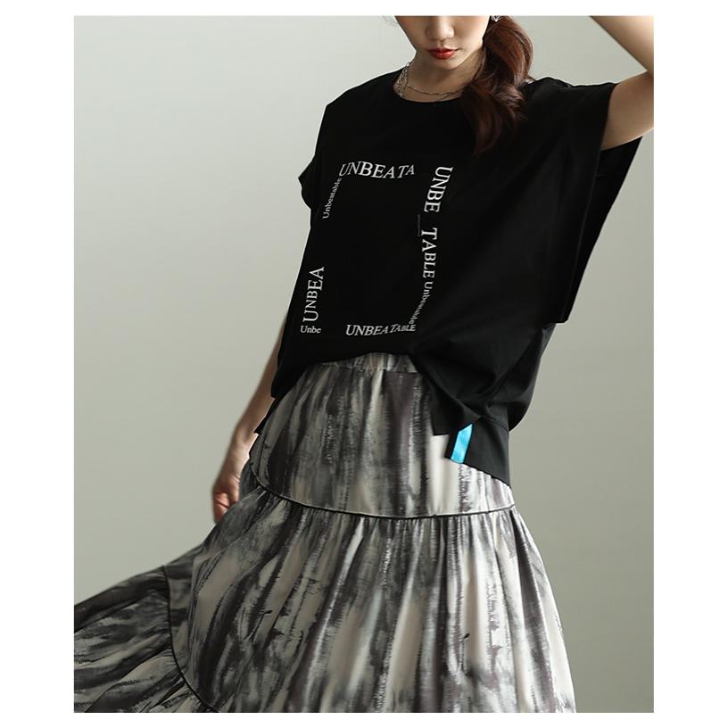 レディース トップス カットソー Tシャツ ロゴ エンボス 半袖 スリット ブラック ホワイト モカ 大人可愛い 大人 可愛い 30代 40代 50代 60代 サワアラモードの画像