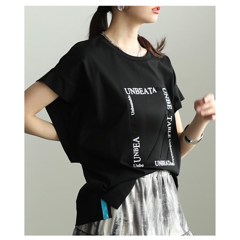 レディース トップス カットソー Tシャツ ロゴ エンボス 半袖 スリット ブラック ホワイト モカ 大人可愛い 大人 可愛い 30代 40代 50代 60代 サワアラモードの画像
